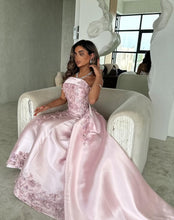 Load image into Gallery viewer, Elegant Pink A-Line Strapless Satin Party Dress with Appliques and Detachable Train
