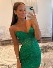 Load image into Gallery viewer, Green Sweetheart Corset Back Bodycon Lace Homecoming Dress
